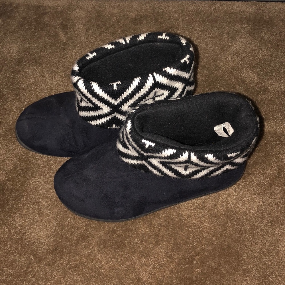 Isotoner 7.5- 8 Slippers